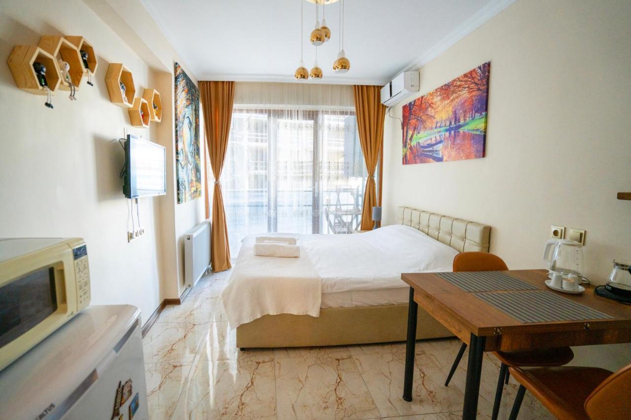 Your Studio On The Beach! Батуми Экстерьер фото